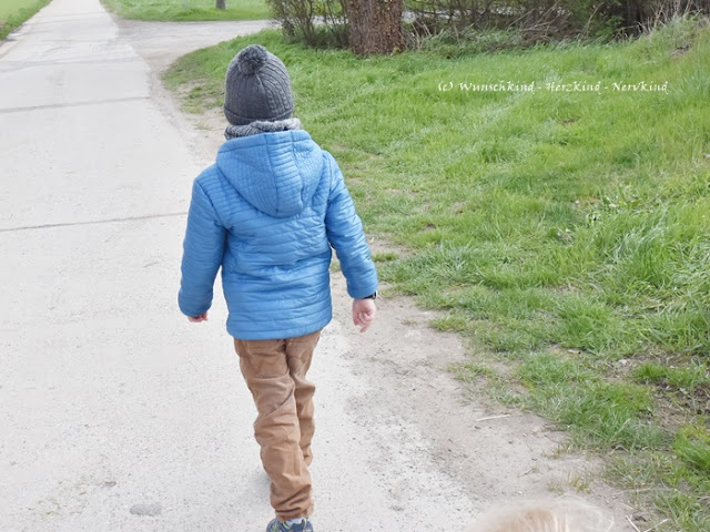 Ab wann dürfen Kinder alleine raus? Was sollte beim alleine rausgehen beachtet werden? Kann mein Kind schon alleine zum Bäcker? Irgendwann wollen unsere Kinder selbstständiger werden und mit einigen Tipps und Vorbereitungen können wir unsere Kinder auf ihre ersten Schritte alleine draußen vorbereiten. 