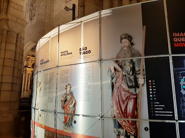 painel sobre santos na Catedral do Porto