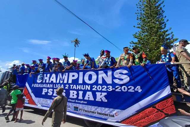 Marsen Sinaga Ikuti Pawai PSBS Biak Raih Juara Liga 2 dan Lolos ke Liga 1