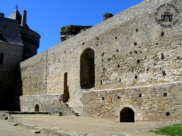 SARZEAU (56) - Château de Suscinio (Cour intérieure)