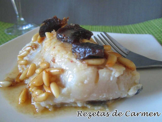 Bacalao con orejones y pasas y piñones.