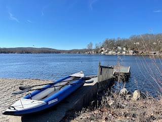 Picture of a kayak next to a lake