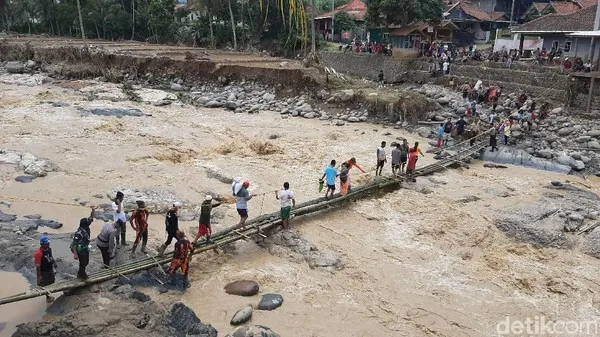 Banjir Bandang Terjadi di Bogor: Jembatan-Belasan Rumah Hanyut