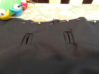 Julia Bobbin, Tutorial: Bound Button Holes and Facings