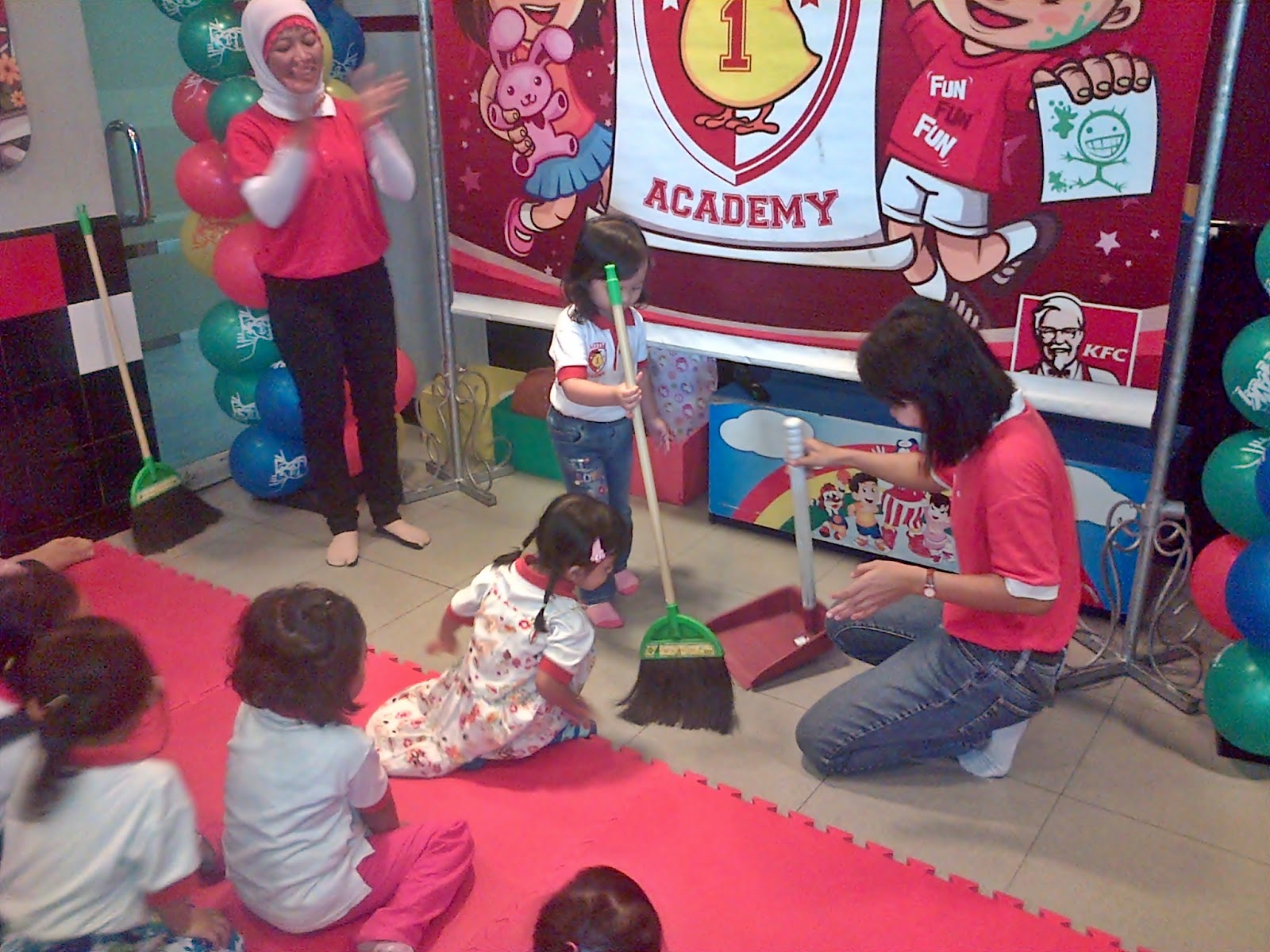 Pre School Little 1 Academy BDNI Yogyakarta Membersihkan 