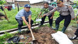 [ Berita Foto ] Peringati Hari LH Indonesia, Jajaran Polsek Ciruas Tanam Pohon bersama Unsur Muspika