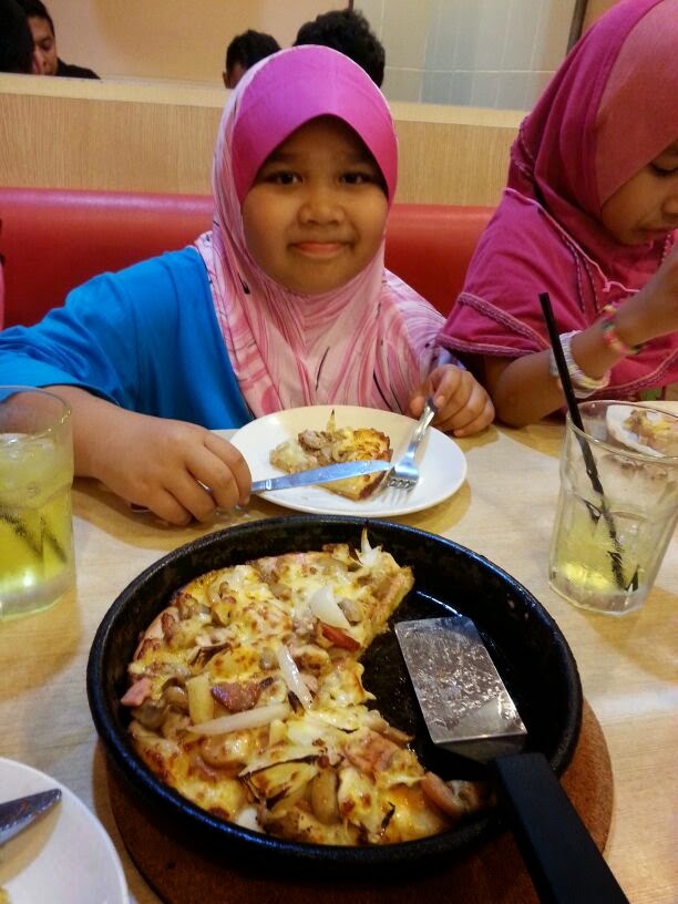 Menyambut Hari Lahir Lili di Pizza Hut