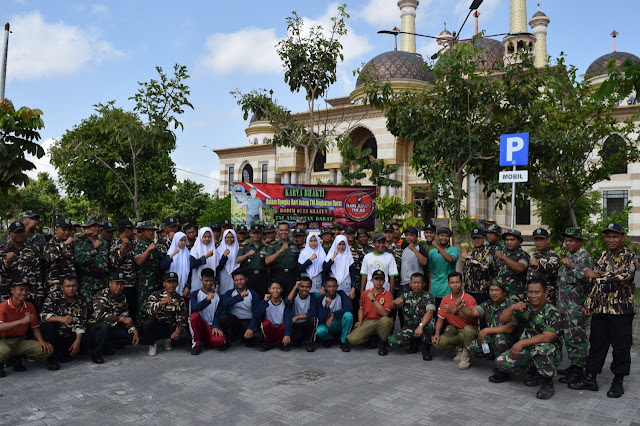 Masjid Agung Al Asqha Dibersihkan TNI, FKPPI Dan Siswa Serta Satpol PP