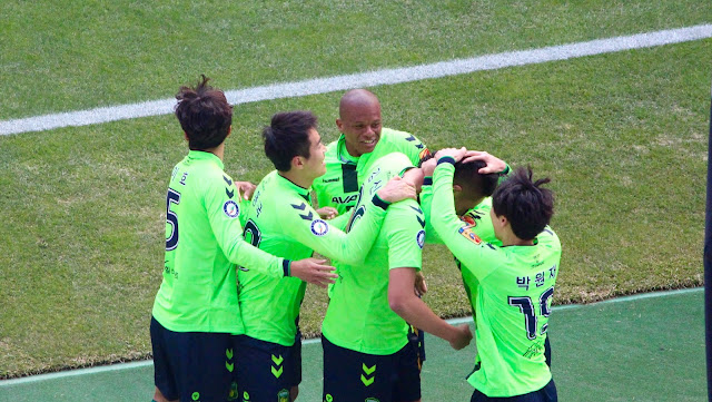 Off the mark: Jeonbuk Hyundai striker Kim Shin-wook celebrates scoring on his league debut against FC Seoul, adding to his previous header against Jiangsu Suning in Asian Champions League. (Photo Credit: Howard Cheng)