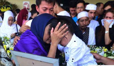 Kumpulan Foto Isak Tangis Keluarga Saat Penyerahaan Jenazah Korban Sukhoi [ www.BlogApaAja.com ]