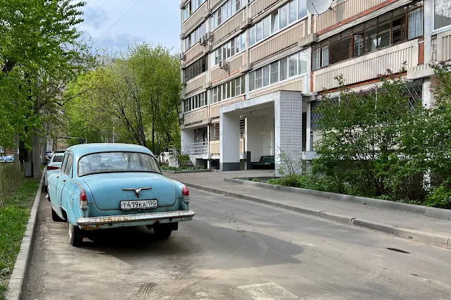 Заречная улица, дворы, жилой дом 1988 года постройки, «Волга»
