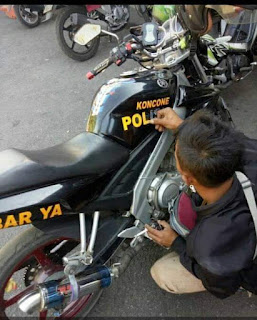 Motor dengan stiker "koncone POLISI"