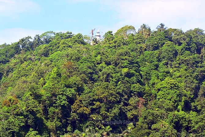 Mercusuar Cimiring di atas bukit