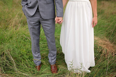 Pareja de novios de la mano