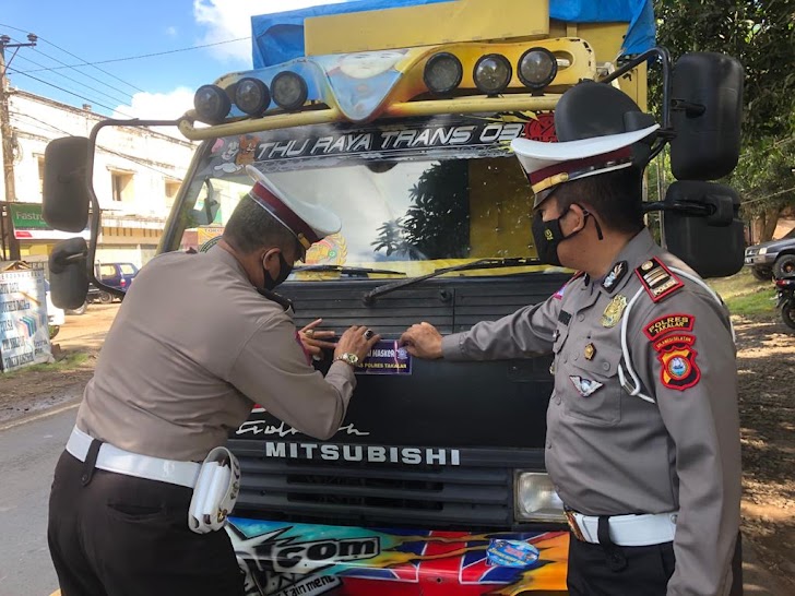 Kasat Lantas Didampingi Kanit Kamsel Lantas Polres Takalar Pasang Puluhan Sticker "AYO PAKAI MASKER"