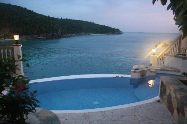 Piscina en una villa  del complejo hotelero Blue Waters en Antigua