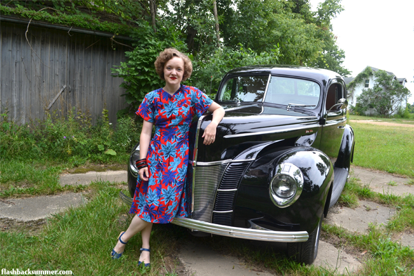 Flashback Summer: 1940s Ford & Floral Dress