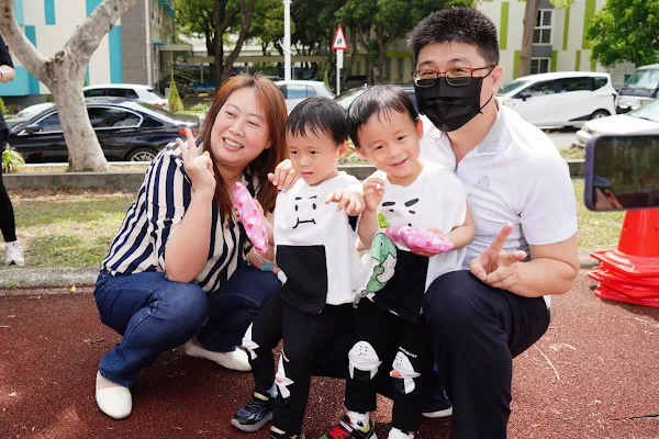 ▲勞動力發展署中彰投分署劉秀貞分署長與教保服務中心托育的雙胞胎及家長合影。（中彰投分署提供）