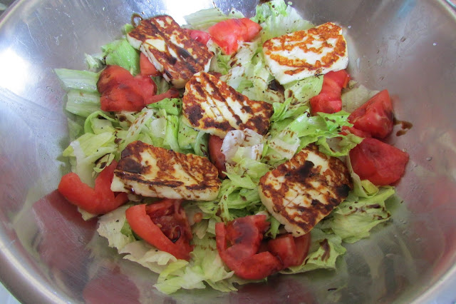 sałatka z halloumi