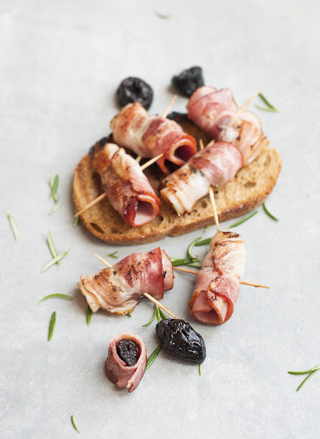 Involtini di prugne e bacon