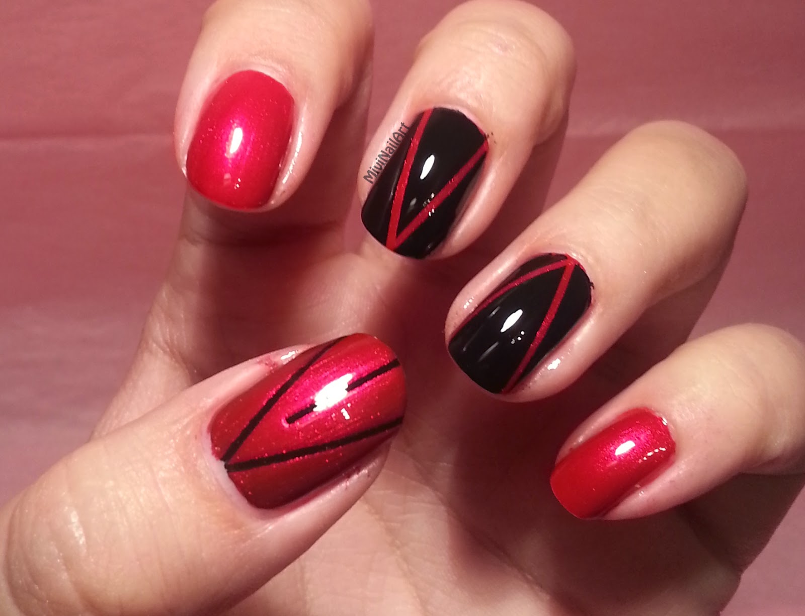 http://mivinailart.blogspot.com.es/2014/01/manicura-negro-y-rojo.html