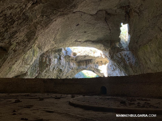 cueva Devetashka Bulgaria