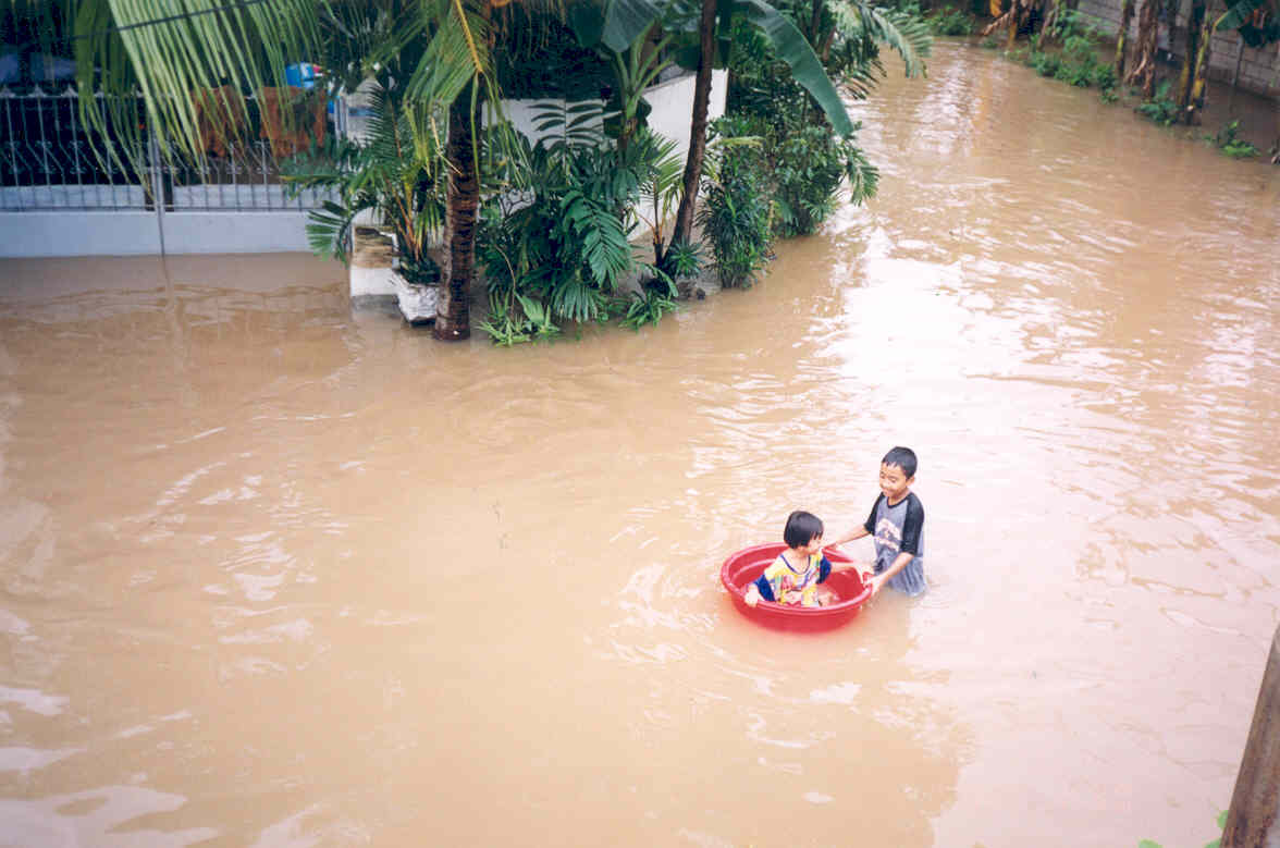 Yong punyer hikayat Funny Flood Pictures gambar  lawak banjir 