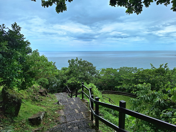 花蓮豐濱芭崎休息區瞭望台欣賞東海岸美景，遠眺磯崎海灘和大石鼻山