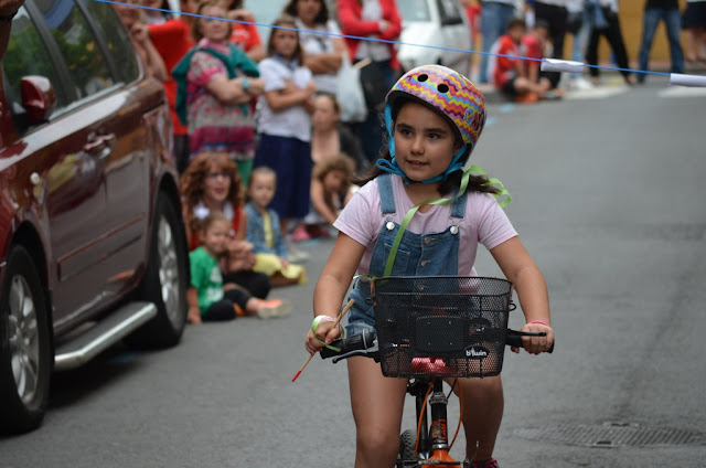 Ninguna cinta se resiste a los niños de Llano en sus fiestas