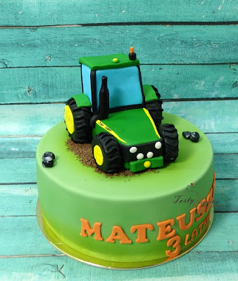 tort z zielonym traktorem
