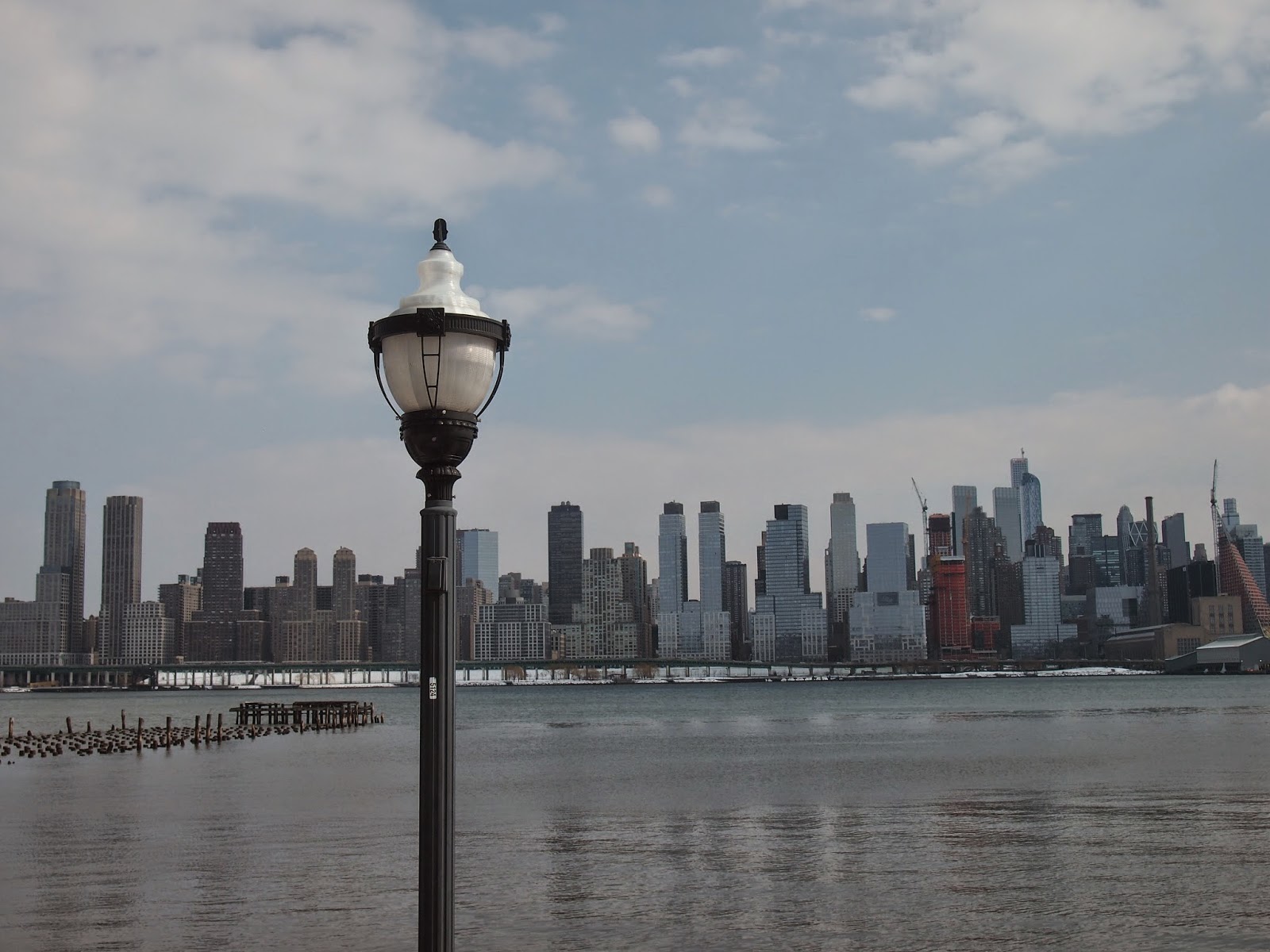 アメリカ東海岸の風景 The Landscape Of East Coast ニューヨークの高層ビル群と一つの街灯 A Street Lamp In Front Of Skyscrapers In Nyc