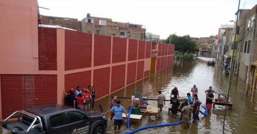 Con motobombas y cisternas evacuan agua de colegios inundados por lluvias en Chiclayo - DRE Lambayeque