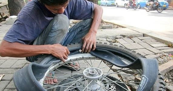 Biaya Jasa Pasang Ban Sepeda Motor di Bengkel, Ban Bawa Sendiri