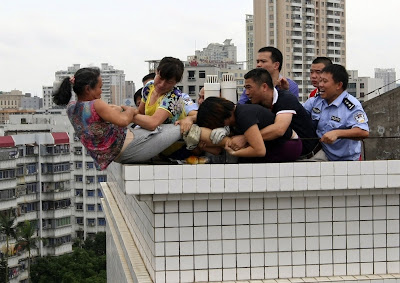 mujer china intenta suicidarse