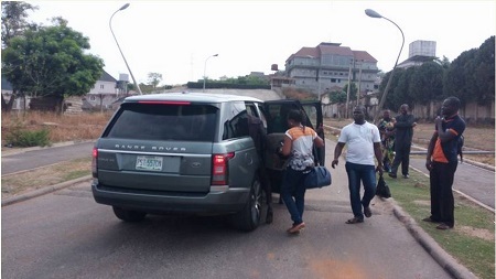 Amaechi Gives Stranded Abuja Public Servants a Lift in His Convoy (Photos)