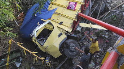 Truck Berisi Jagung Jatuh ke Jembatan di Lenek, Sopir dan Rekannya Dilarikan ke Puskesmas