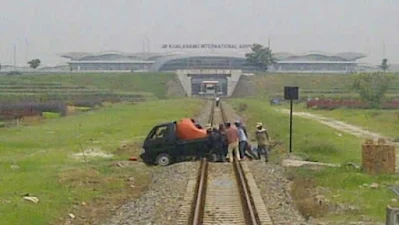 mobil, mati, mogok, rel, kereta, perlintasan, jalan, didorong, tips, cara, menghindari