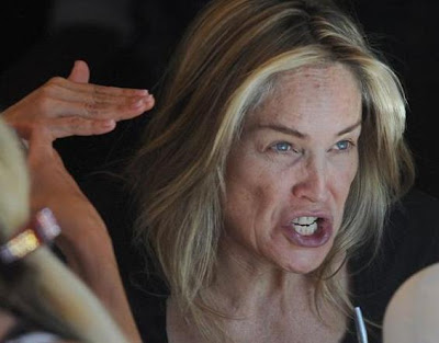 sharon stone con un gesto y cara fea en una cena 