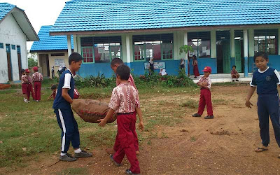 Membersihkan Lingkungan Sekolah Menjelang Libur Semester 