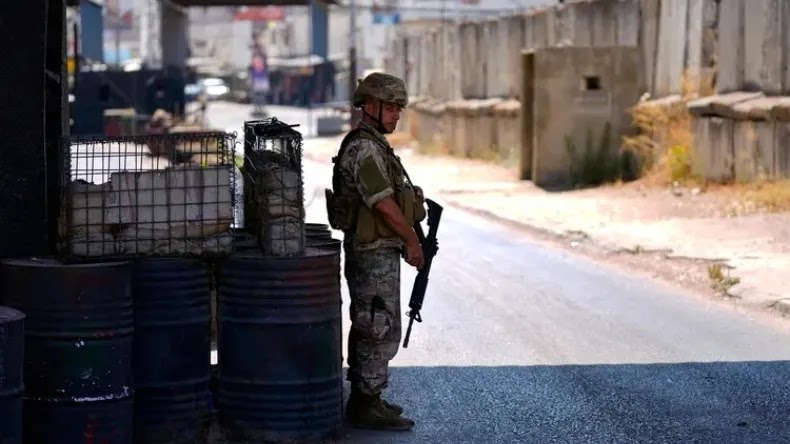 Soldado do exército libanês vigiando entrada do campo de refugiados palestinos de Ein el-Hilweh durante confrontos entre facções palestinas Fatah e militantes islâmicos perto de Sidon, sul do Líbano