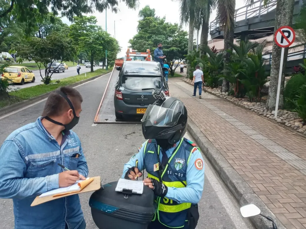 Bloquear una calzada o intersección con un vehículo es la infracción que lidera la lista de las más reiteradas por los conductores