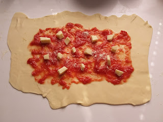 scacce ragusane, scacce, focaccia, cucina siciliana, ricette, ricette siciliane, salati pizza rustici, aperitivo, antipasto, pomodoro, caciocavallo, spinaci, ricotta, salame, pasta matta