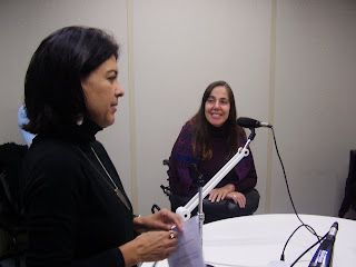  Filomena Salemme sentada na mesa do estúdio Eldorado junto com Mara Gabrilli