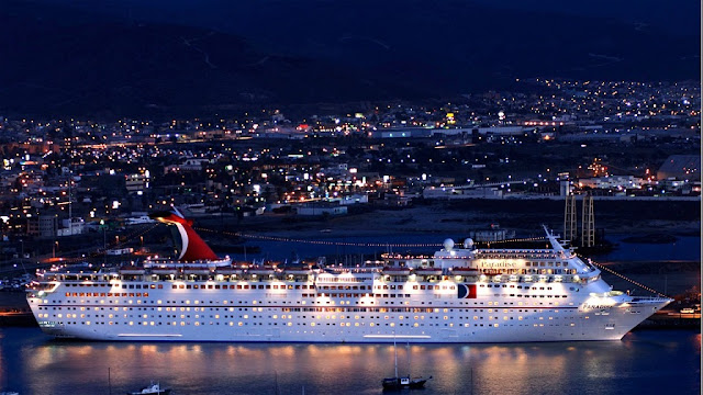 cruise-ship-crusing_along_lights