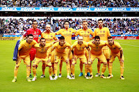 F. C. BARCELONA - Barcelona, España - Temporada 2015-16 - Claudio Bravo, Mascherano, Bartra, Rakitic y Sergio Busquerts; Messi, Dani Alves, Neymar, Iniesta, Luis Suárez y Jordi Alba - R. C. DEPORTIVO DE LA CORUÑA 0 F. C. BARCELONA 8 (Luis Suárez 4, Rakitic, Messi, Bartra, Neymar) - 20/04/2016 - Liga de 1ª División, jornada 34 - La Coruña, estadio de Riazor