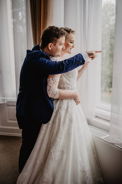 Novios mirando por la ventana