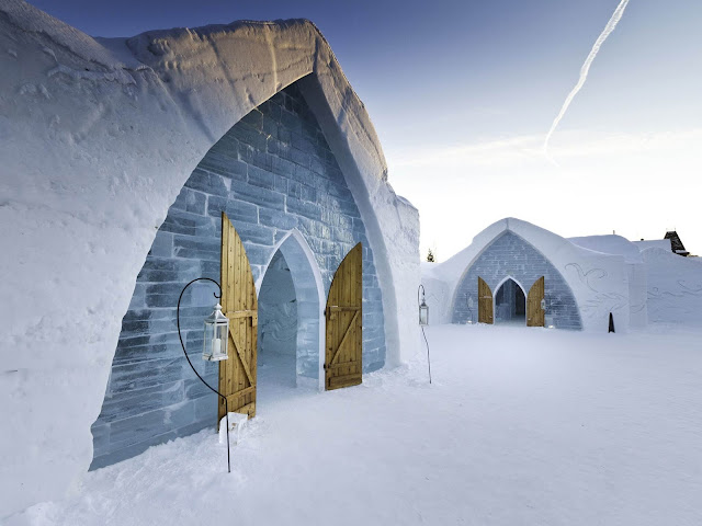 Khách sạn Hotel de Glace là một địa điểm tham quan cực kỳ phổ biến ở Quebec, Canada. Điều đặc biệt nhất ở đây chính là lối kiến trúc được xây dựng hoàn toàn bằng băng đá có một không hai trên thế giới. 