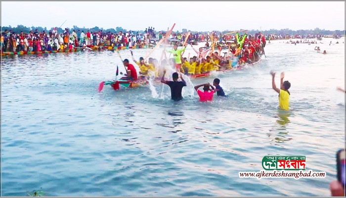 গ্রামবাংলার ঐতিহ্যকে টিকিয়ে রাখতে নওগাঁয় নৌকা বাইচ প্রতিযোগিতা