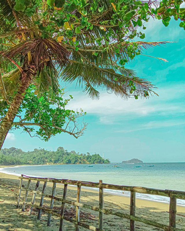 Pantai Tamban terletak di Desa Tamban, Kecamatan Sumbermanjing Wetan, Kabupaten Malang, Jawa Timur.