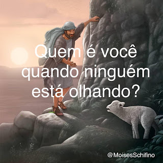 Quem é você quando as luzes se apagam, quando você está só, quando se olha na frente do espelho olhando em seus olhos e consegue contemplar o mais profundo da sua própria alma? Quem é verdadeiramente você?